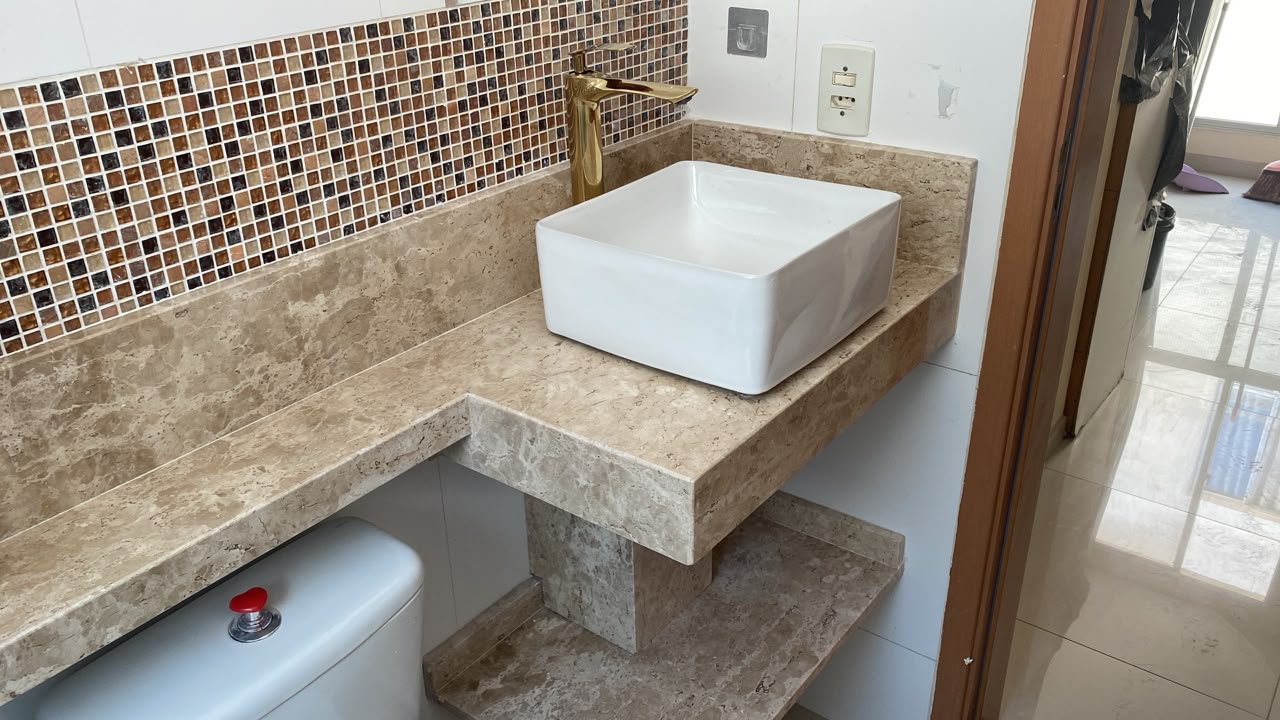 Bancada de lavabo em mármore bege com nicho e cuba de apoio