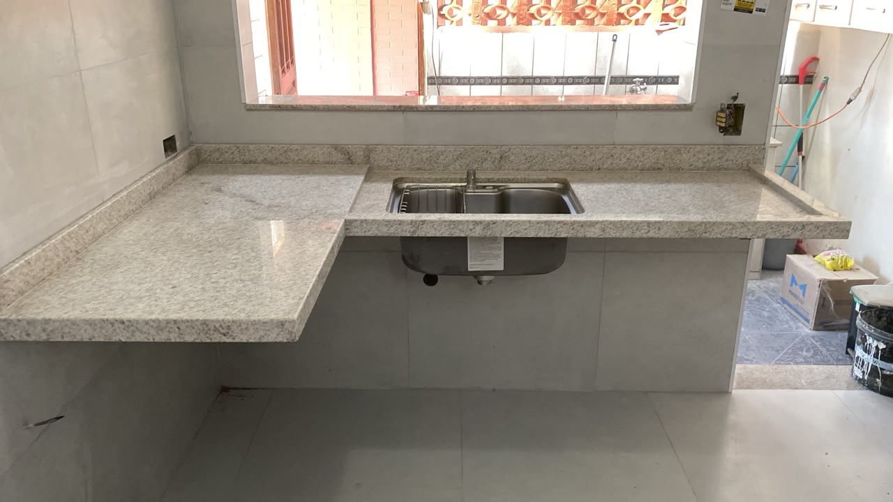 Cozinha em L em granito branco itaúnas com cuba inox