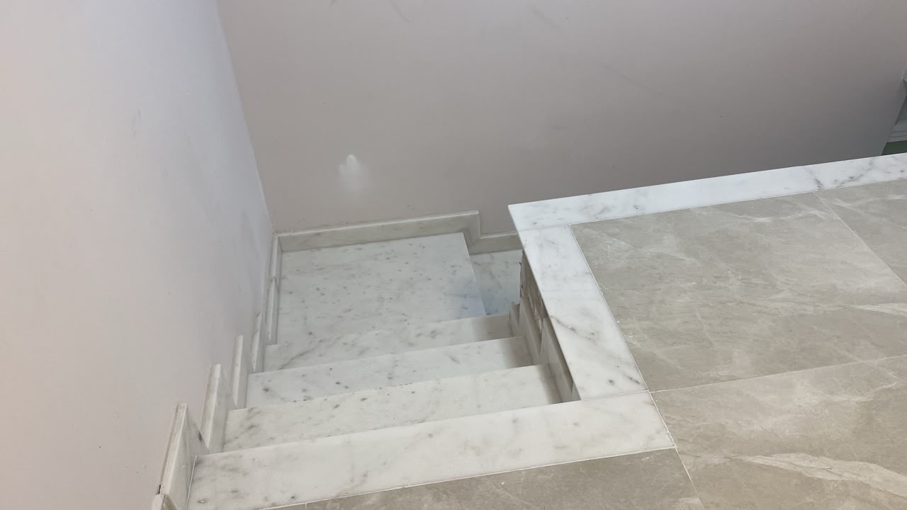 Detalhe de escada e soleira em mármore branco