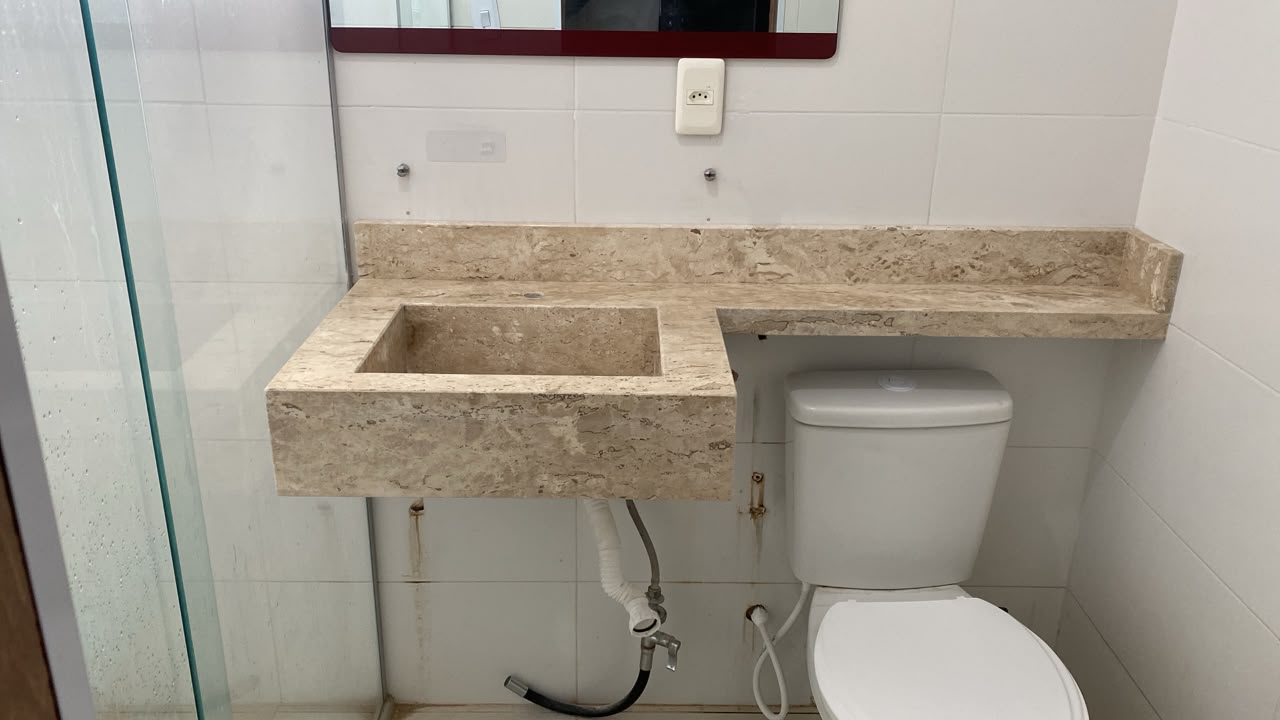 Bancada de banheiro em mármore travertino com cuba esculpida
