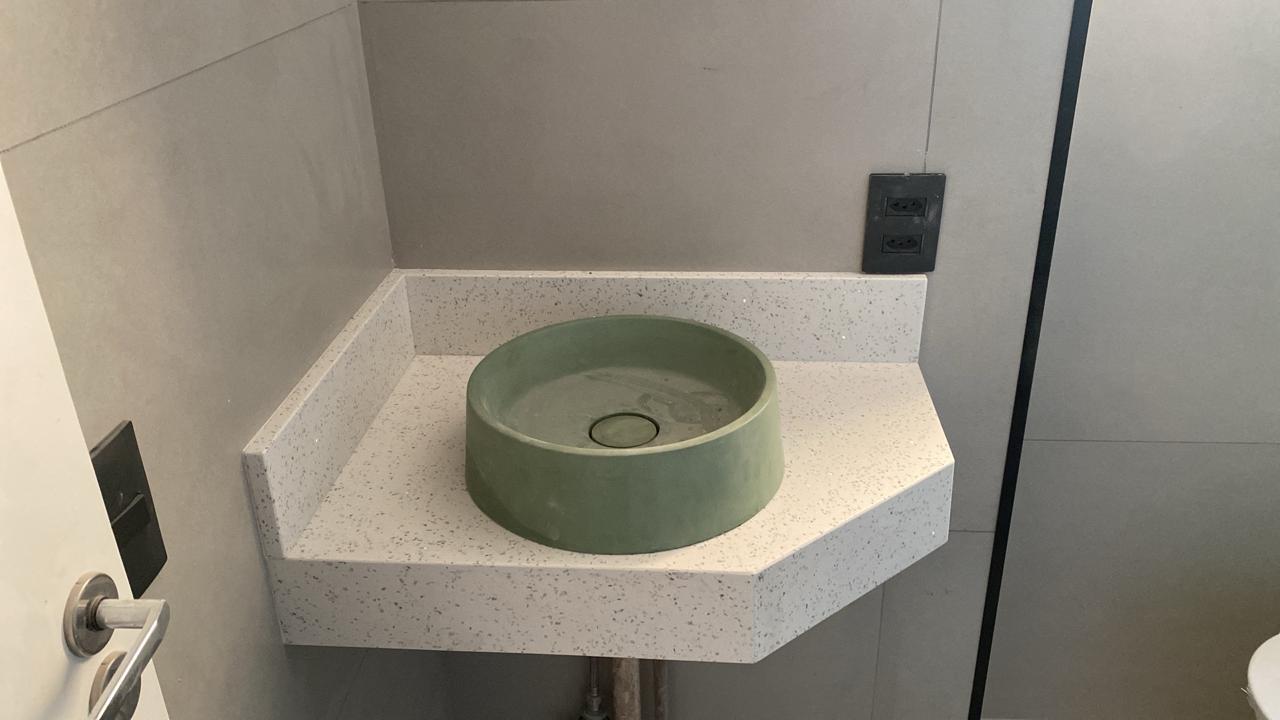 Bancada de canto em granito branco itaúnas com cuba verde
