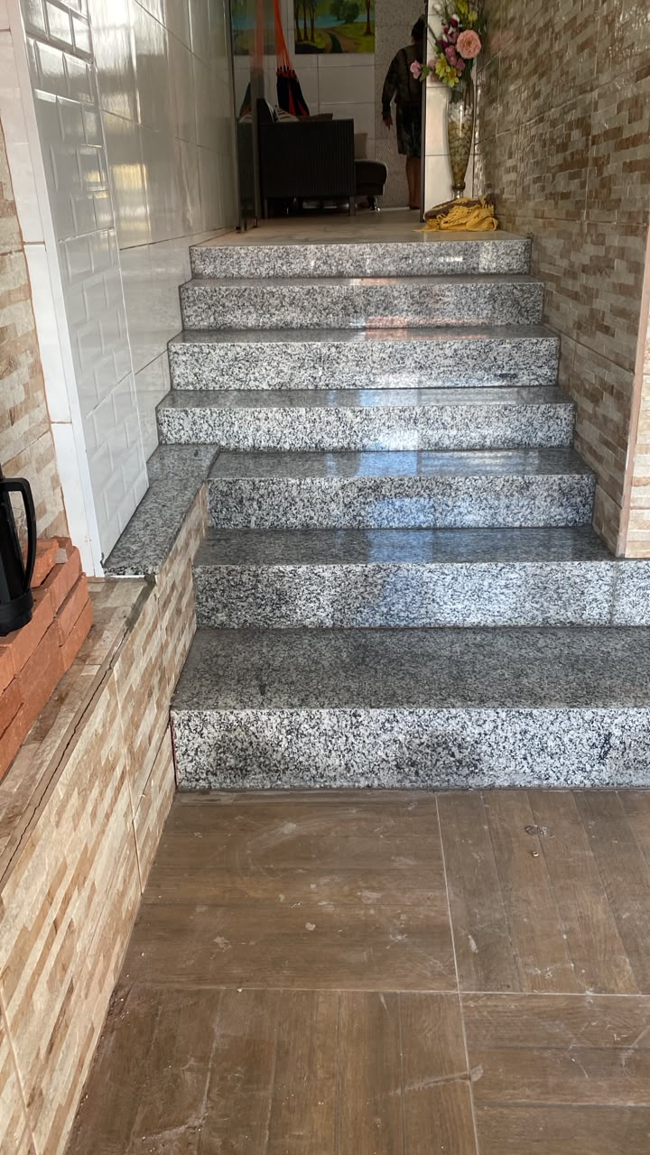 Escada revestida em granito branco polido