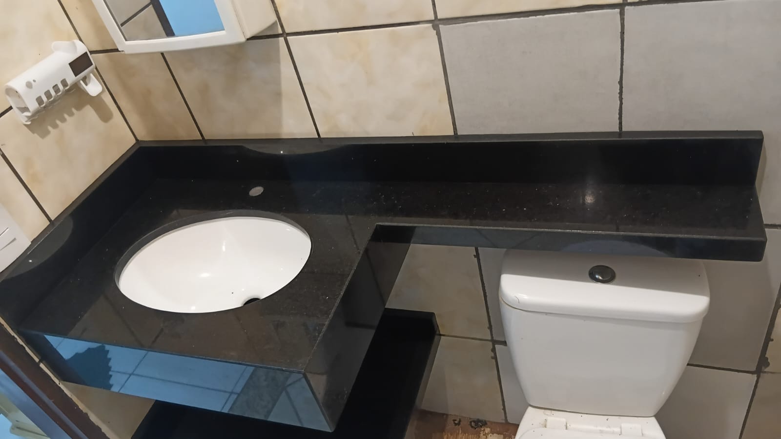 Bancada de banheiro em granito preto com cuba oval embutida