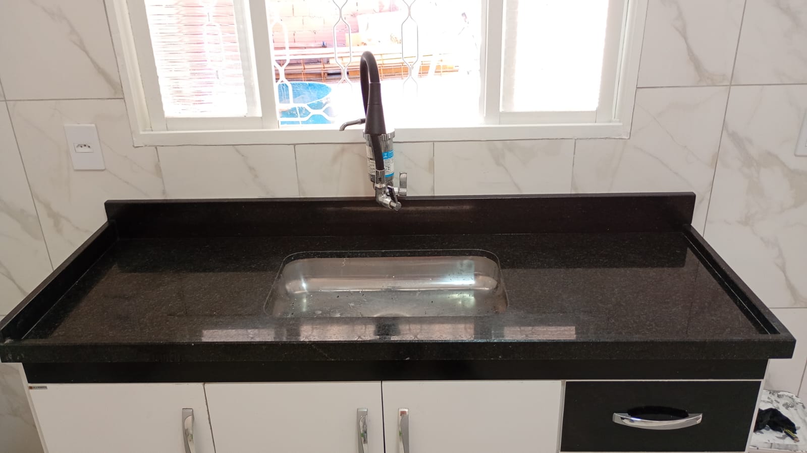 Pia de cozinha em granito preto com cuba inox e rodabanca