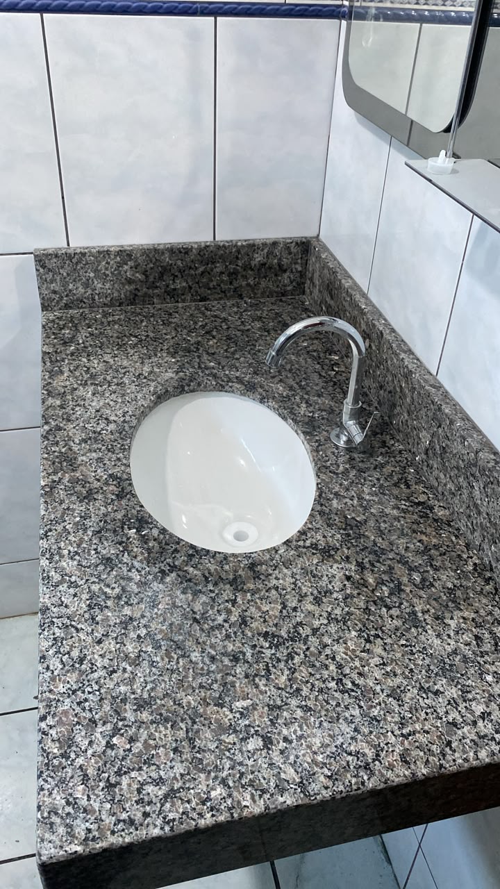 Bancada de banheiro em granito cinza com cuba embutida oval