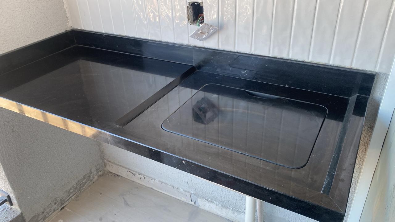 Bancada de área de serviço em granito preto absoluto com tampo de tanque