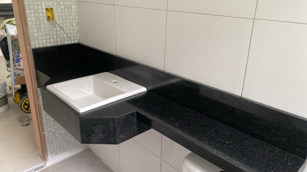 Bancada de área de serviço em granito preto com tanque de louça
