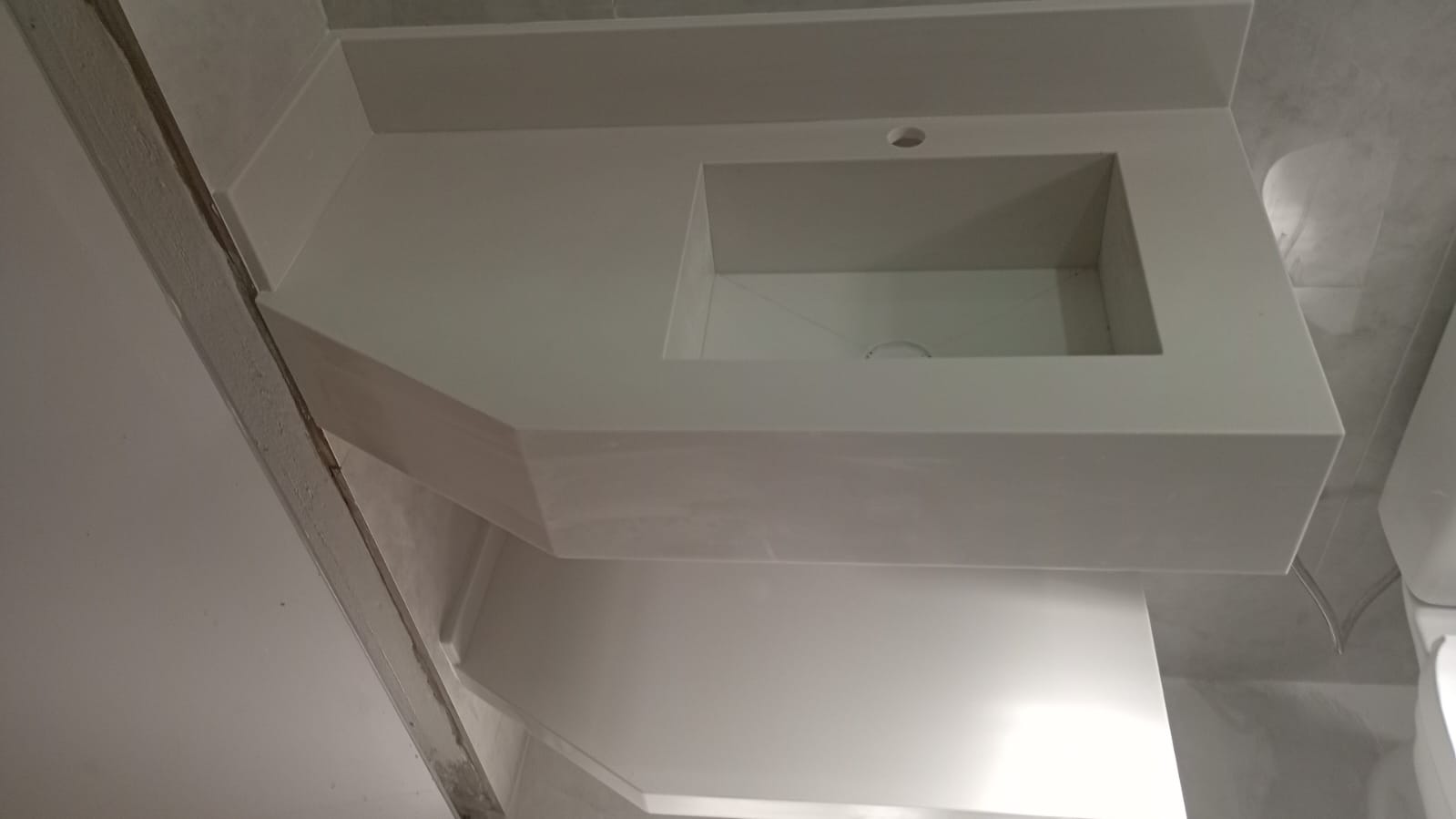 Bancada branca minimalista com cuba esculpida em nanoglass