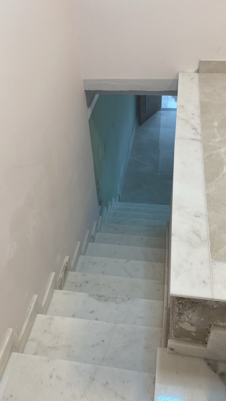 Escada revestida em mármore branco carrara