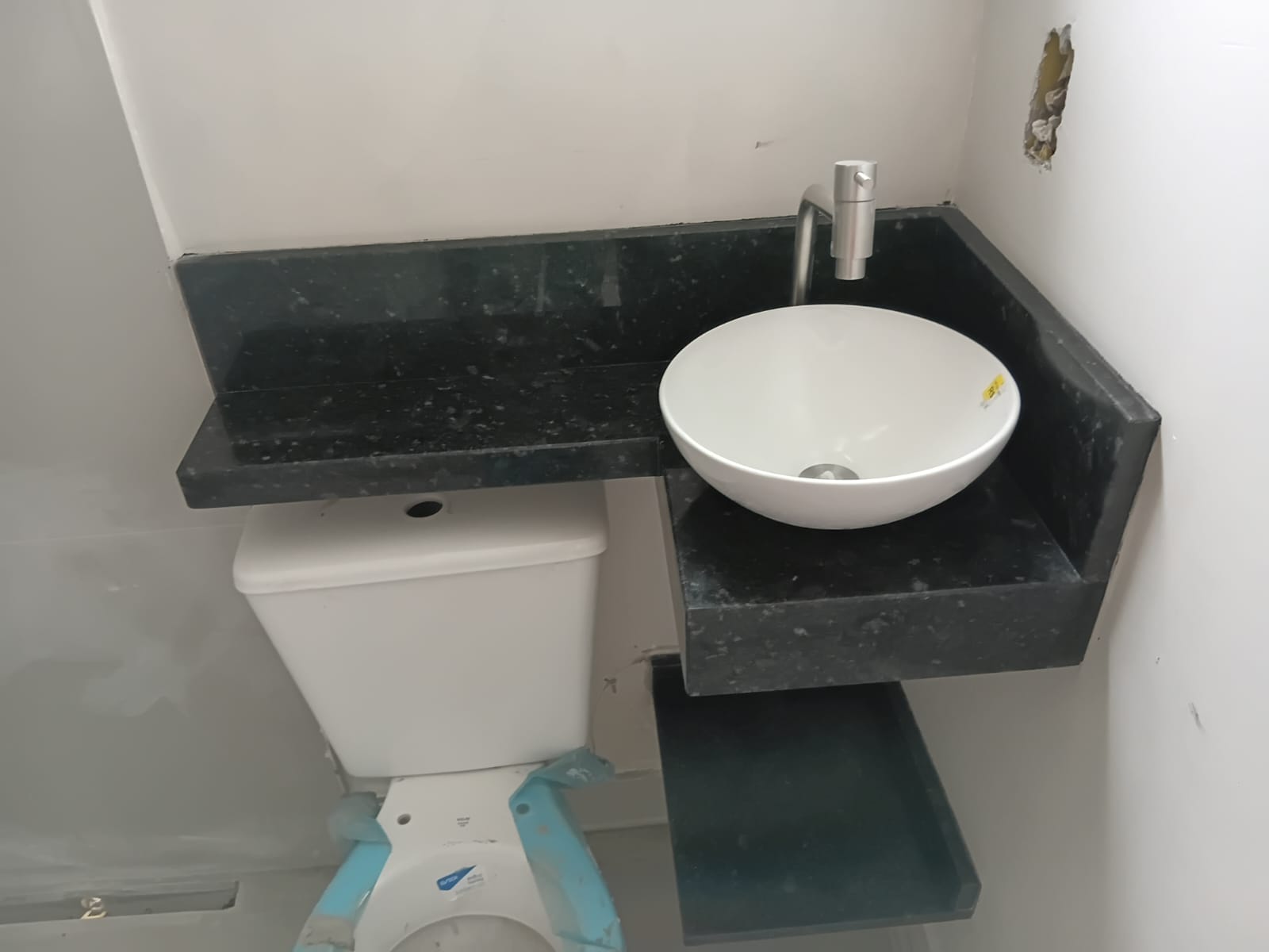 Lavabo de canto em granito verde ubatuba com cuba redonda branca