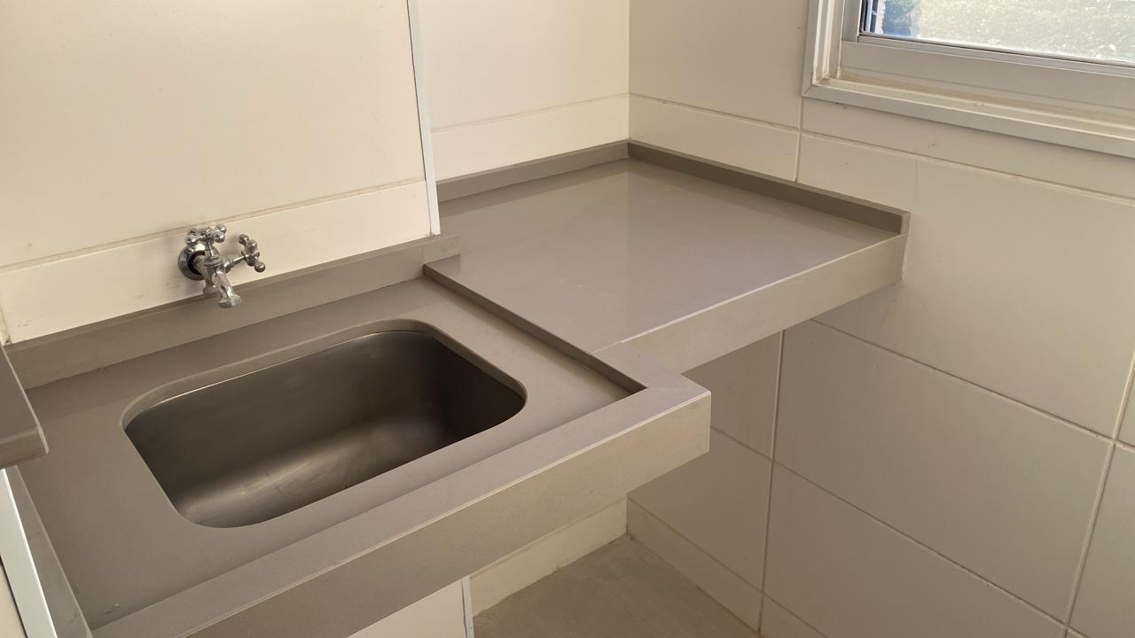 Pia de cozinha em granito cinza com cuba inox embutida